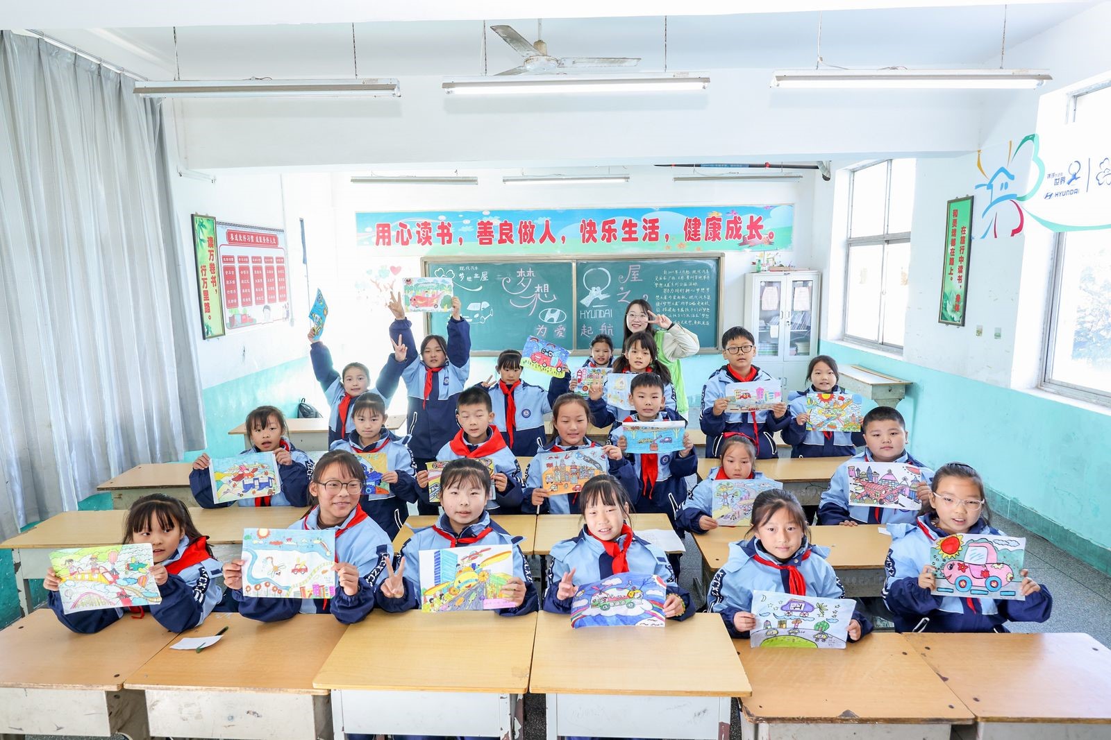 梦想课堂学生们展示自己的充满想象的作品.jpg