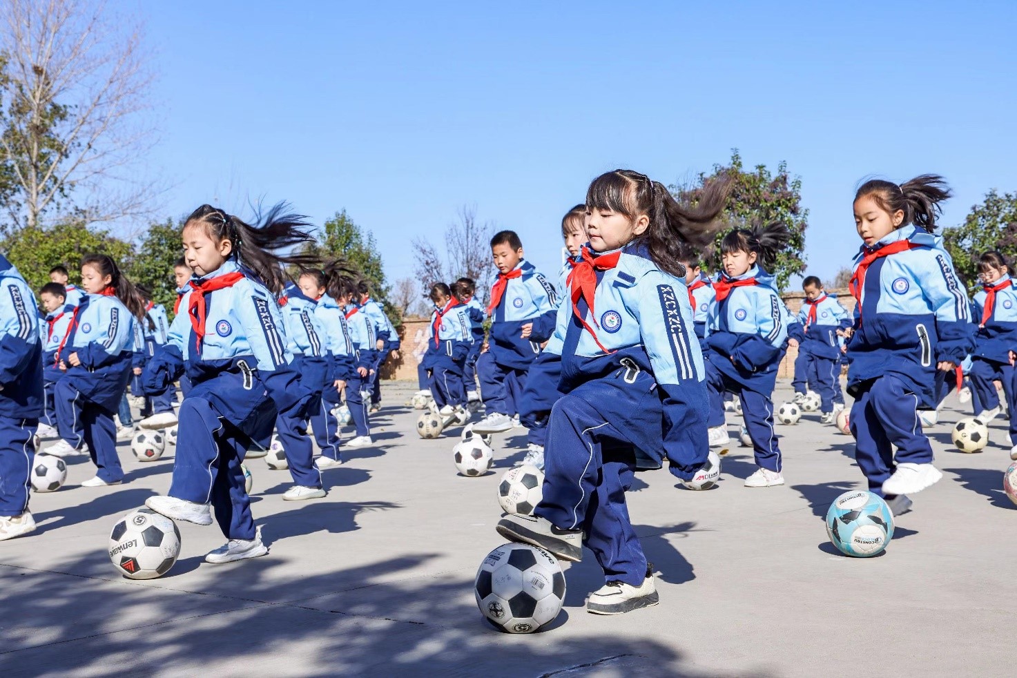 梦想之屋现场学生们表演花式足球和空竹.jpg