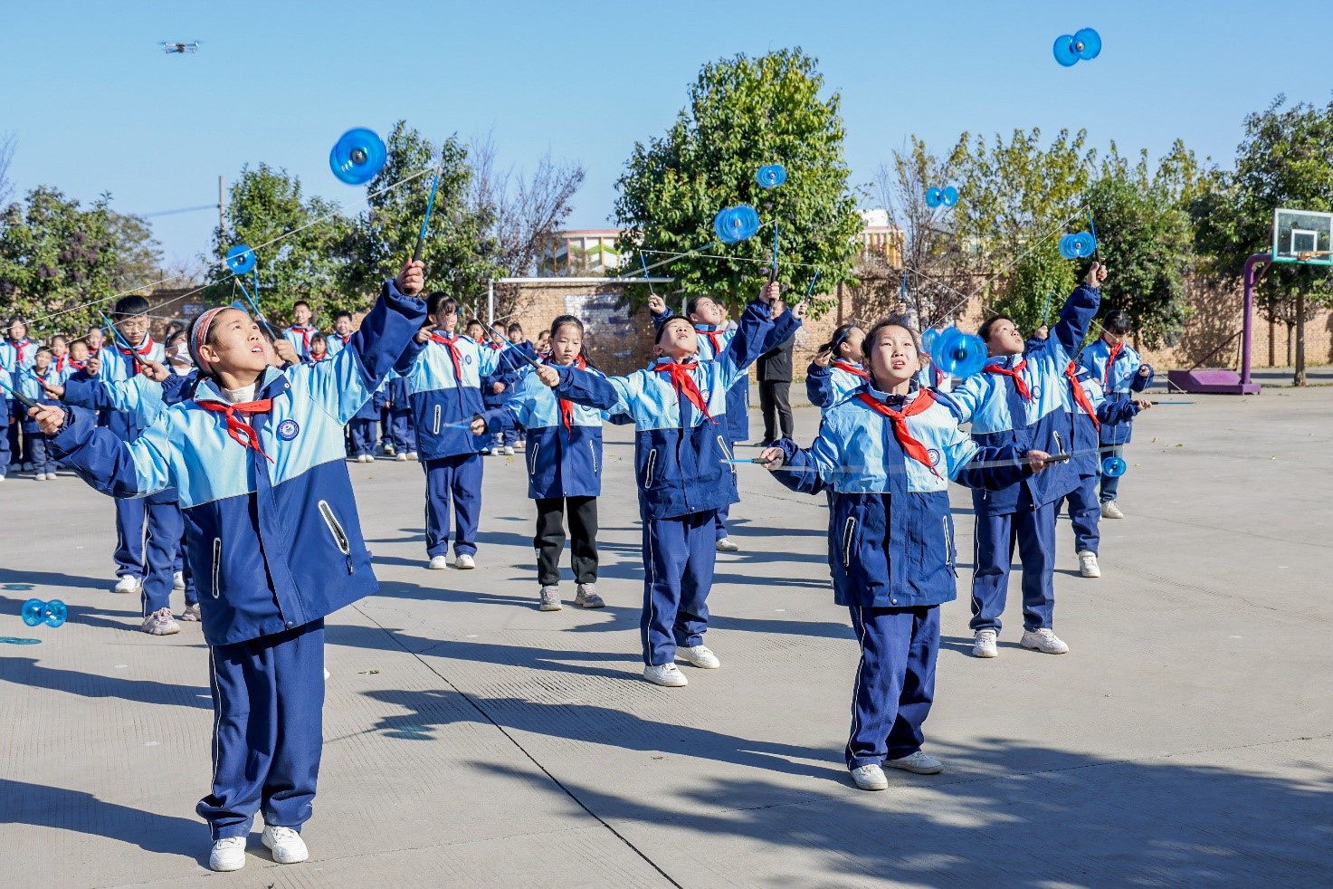 -梦想之屋现场学生们表演花式足球和空竹.jpg