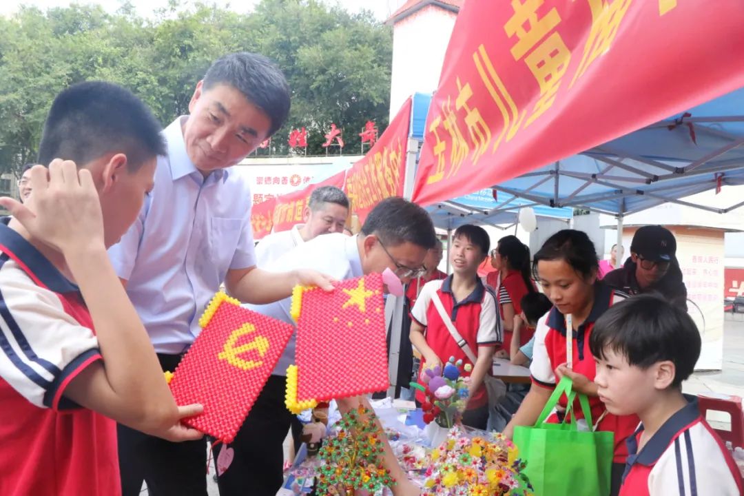 市委书记王琛参加慈善活动.jpg