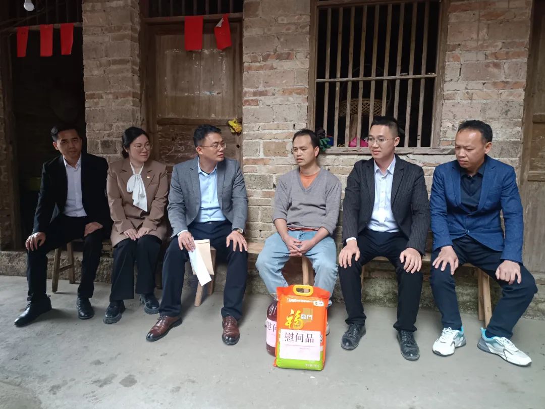会长何盛慰问困难群众.jpeg