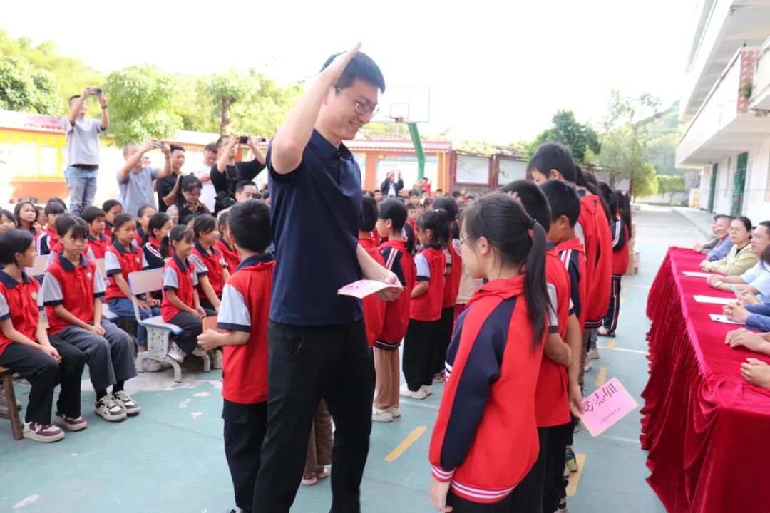 广州文具行业协会对口帮扶容县杨梅镇河口中心小学学生.jpeg