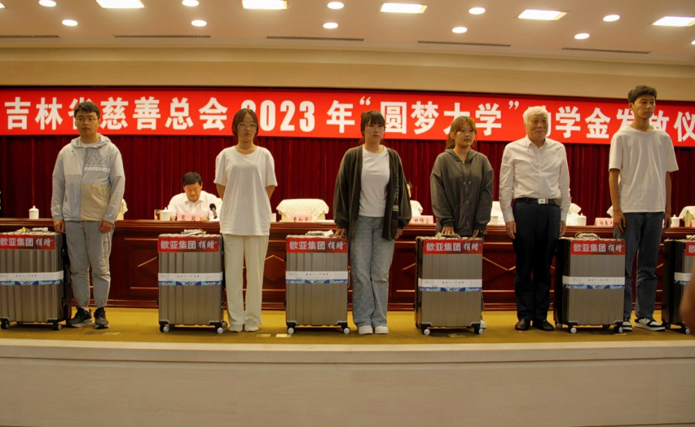行李箱.jpg 行李箱.jpg